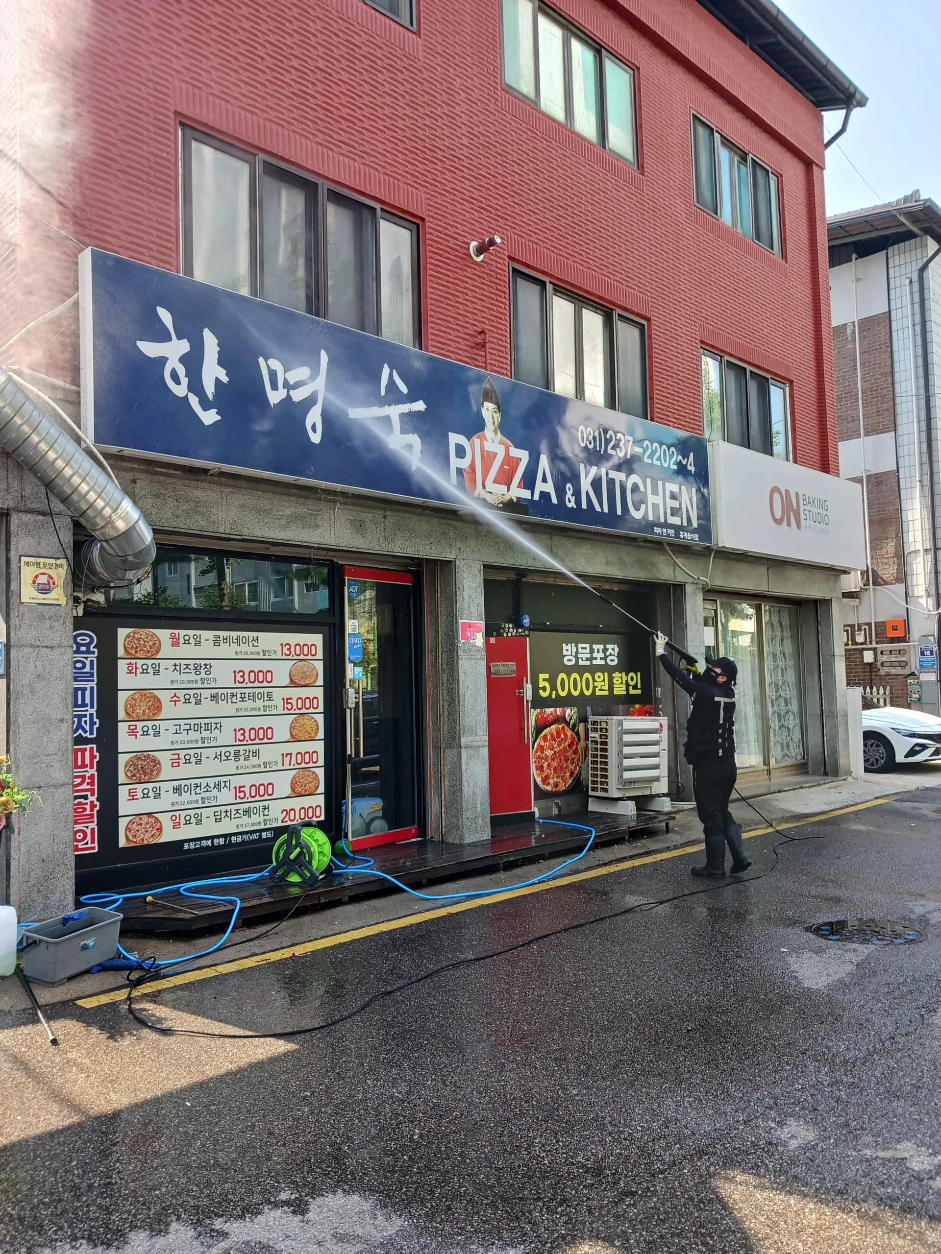 쇼룸 전면 유리가 선명하게 정리된 모습
